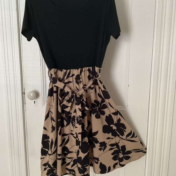 Ladies dress size 6 US black and tan. - Picture 3 of 3